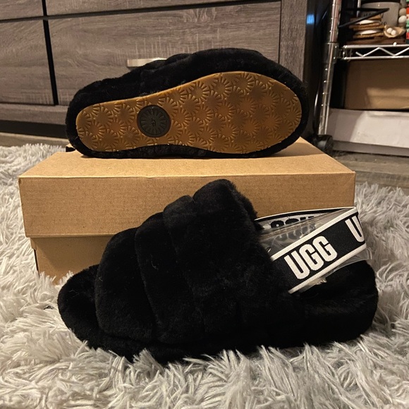 Ugg slippers - Picture 1 of 2